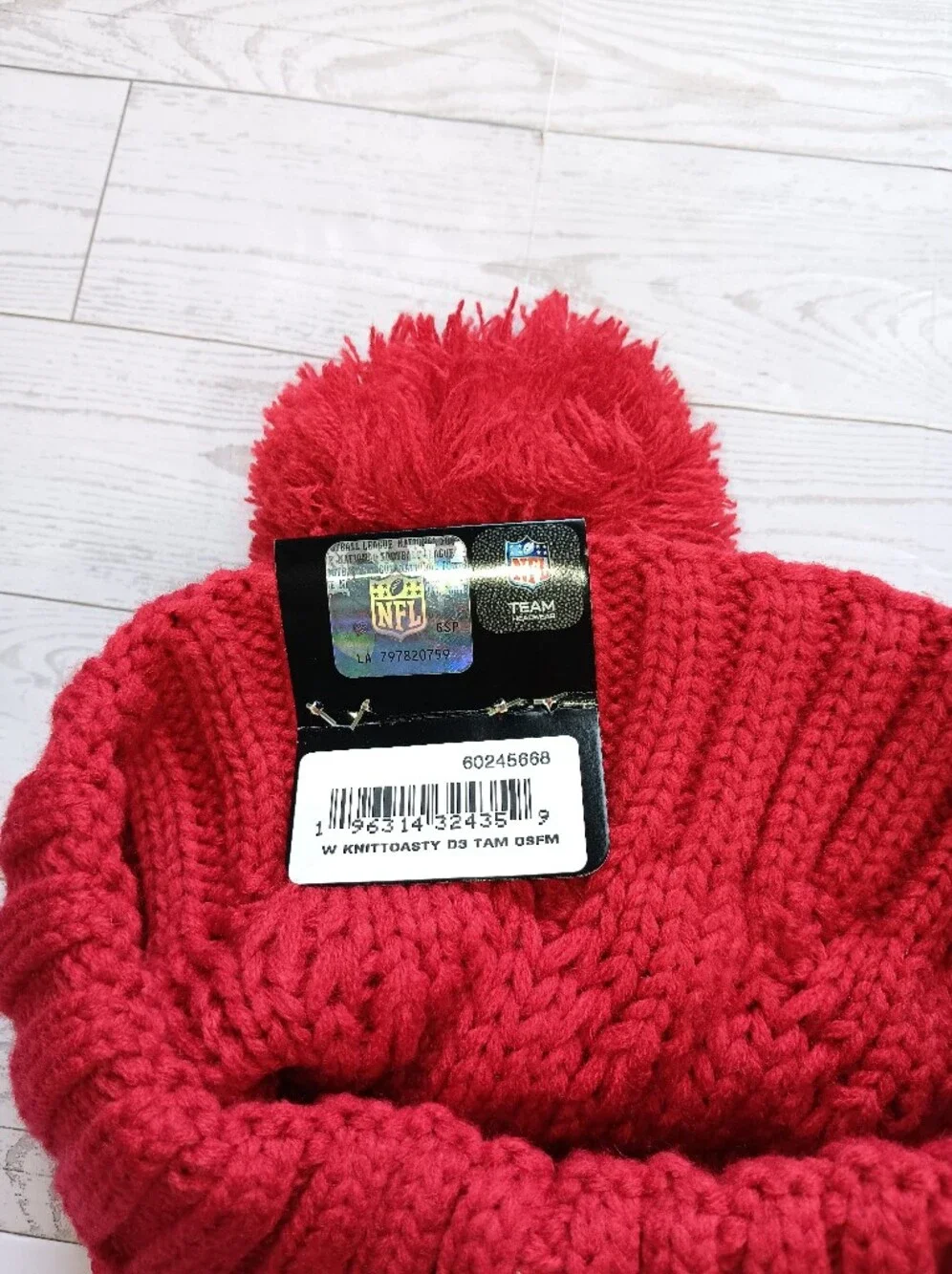 NWT Women's New Era Red Tampa Bay Buccaneers Toasty Cuffed Knit Hat with Pom